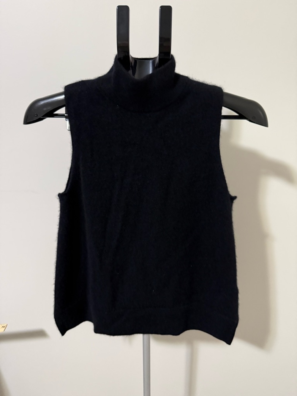 Halston Cashmere Turtleneck Sweater Vest Womens L Black Sleeveless Soft Classic